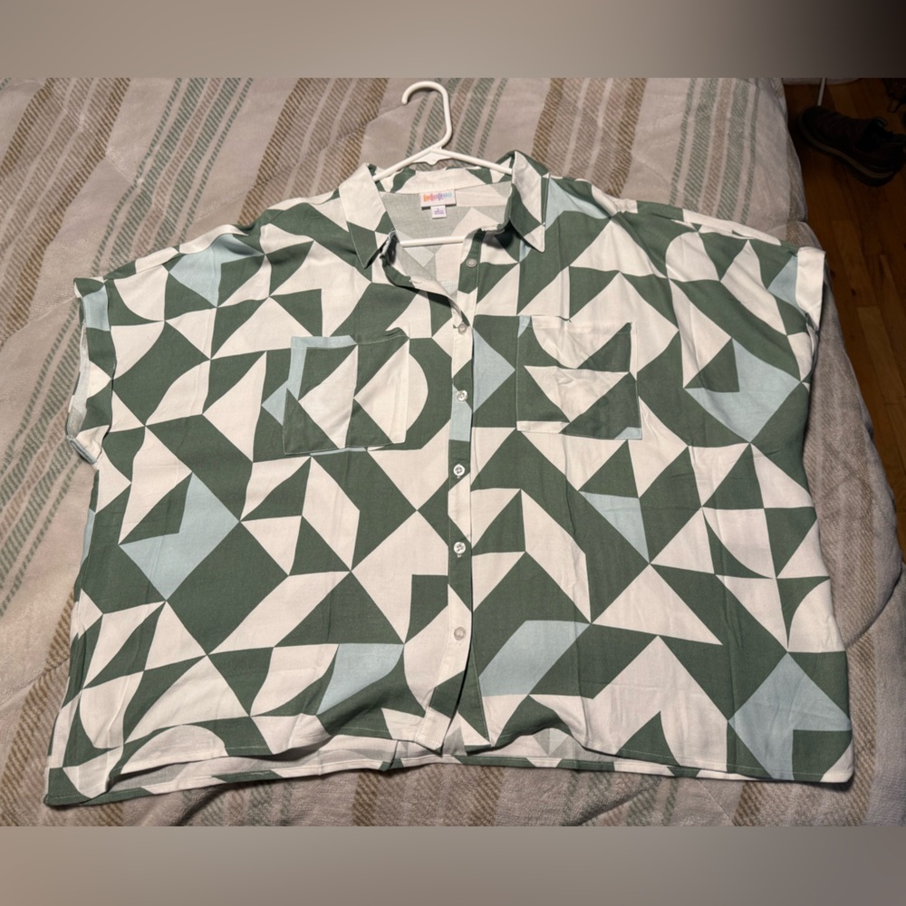 LulaRoe Women Button Up Shirt Size L Short sleeve.